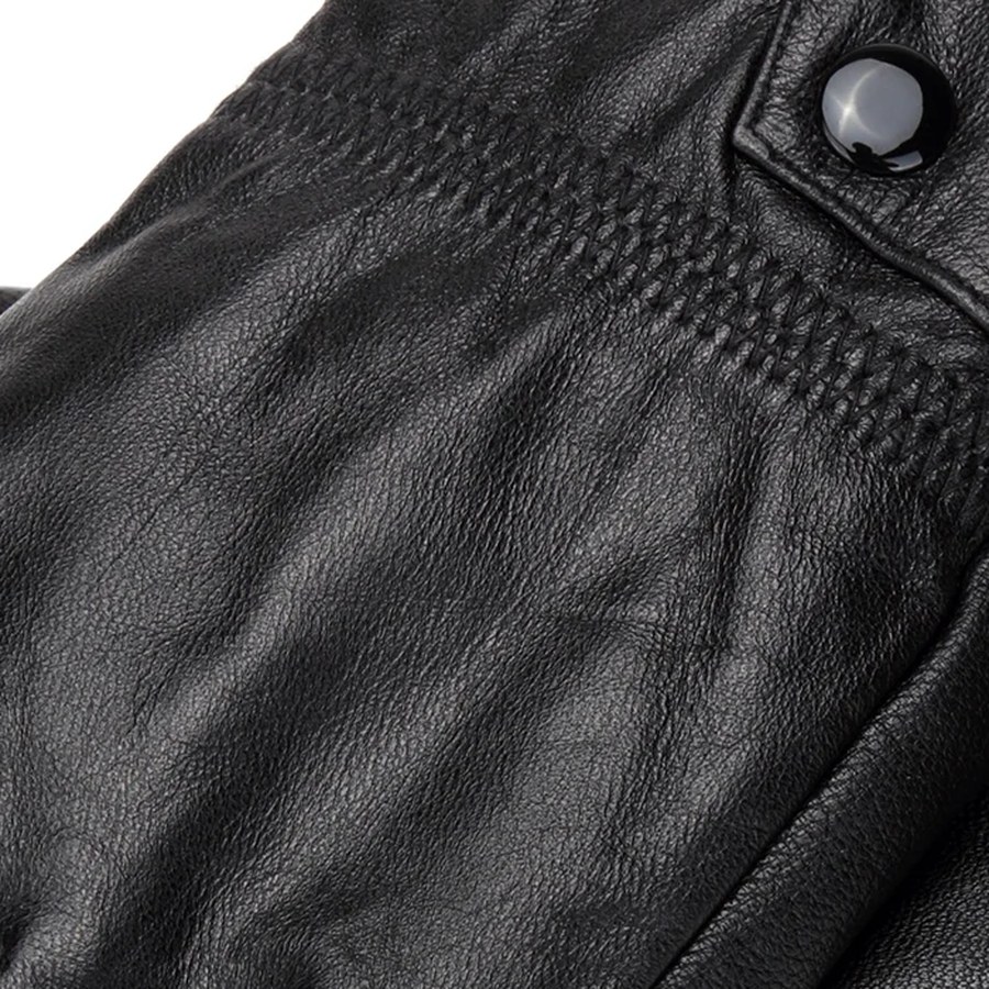 Détail du grain du cuir et des surpiqûres