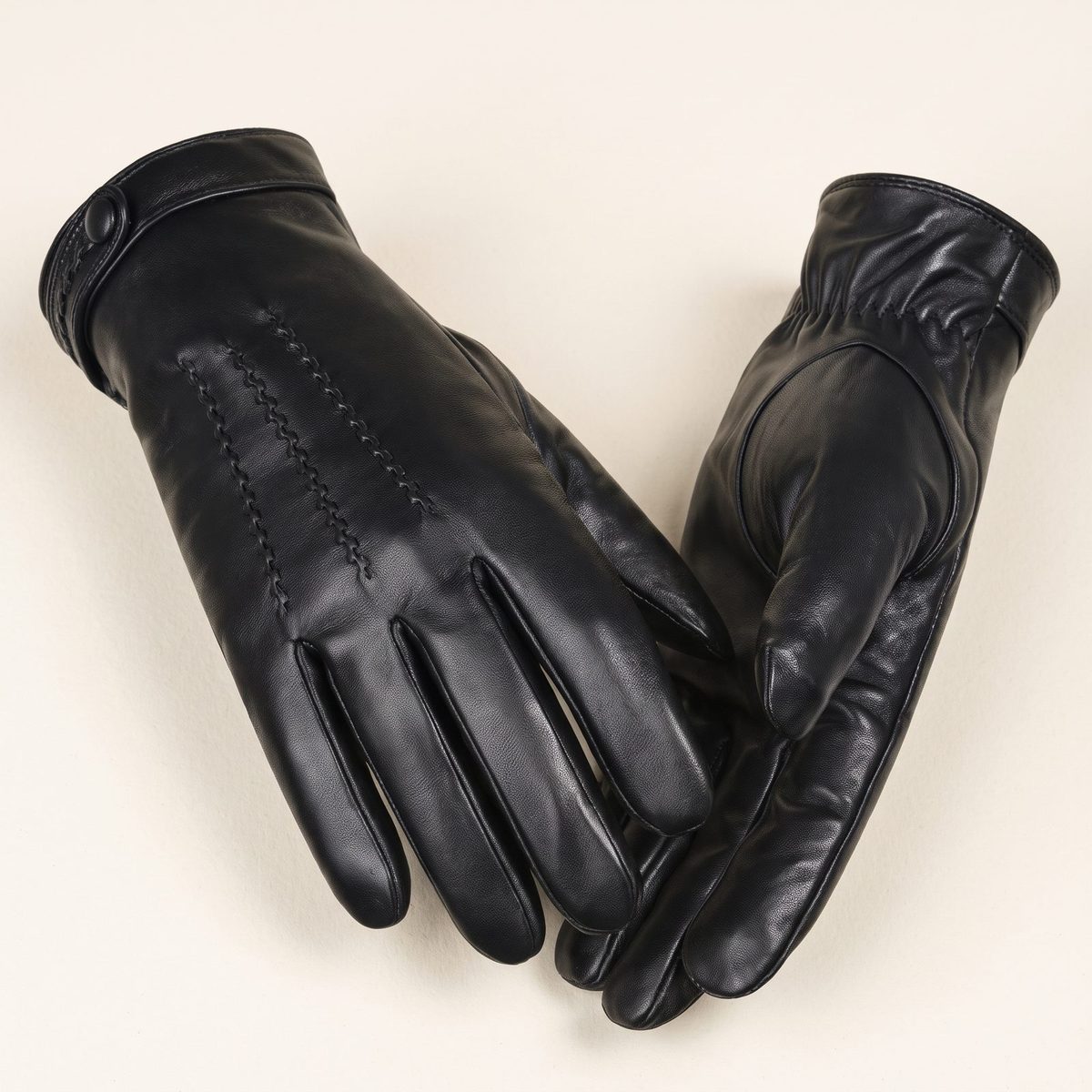 Paire de gants en cuir noir doublés cachemire, patte au poignet avec bouton-pression